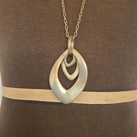 Lia Sophia Chain and Pendant - Picture 3 of 10